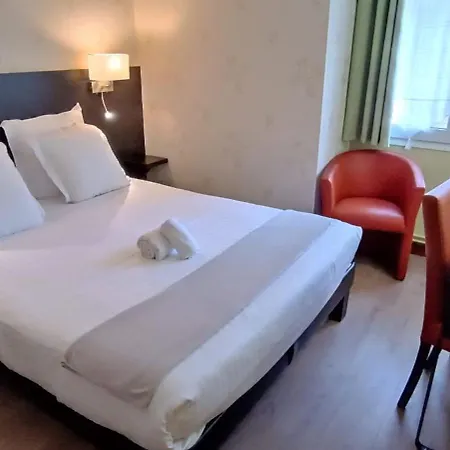 Hotel Du Saumon, Sur Avre 2*