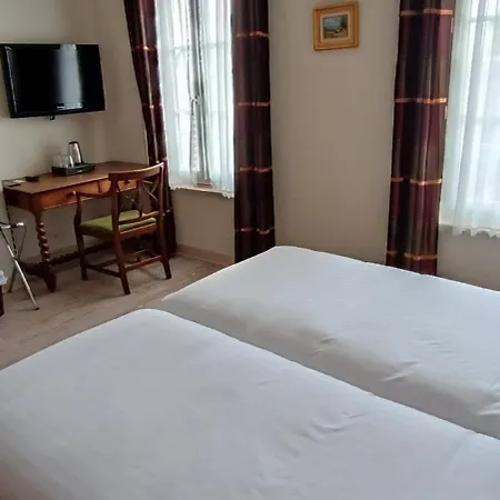 Hotel Du Saumon, Sur Avre 2*
