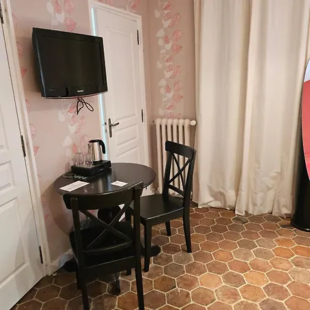 Du Saumon, Sur Avre Hotel 2*