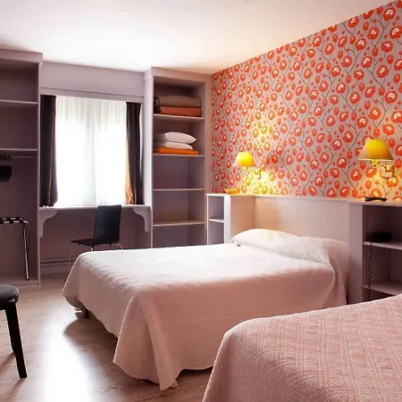 Du Saumon, Sur Avre Hotel 2*