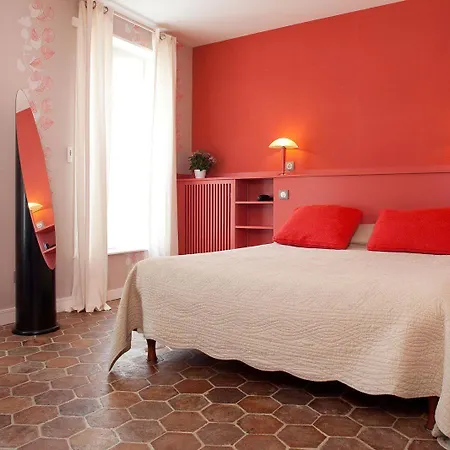 Du Saumon, Sur Avre Hotel 2*