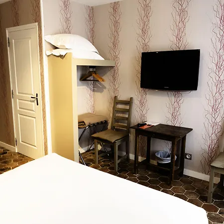 Du Saumon, Sur Avre Hotel 2*