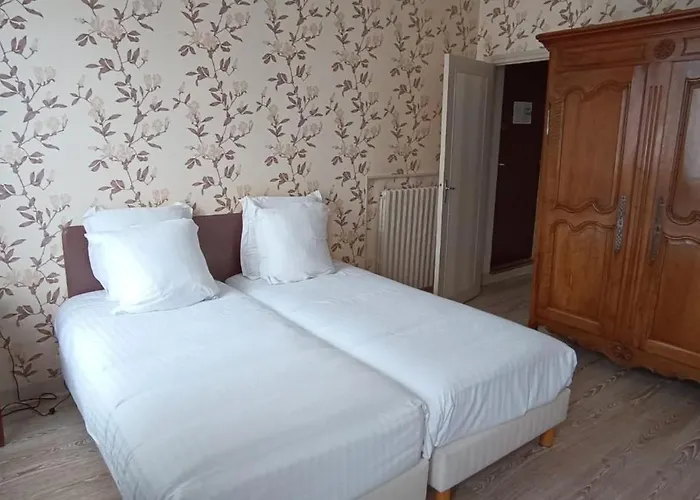 Du Saumon, Sur Avre Hotel 2*