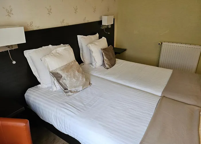 Hotel Du Saumon, Sur Avre 2*