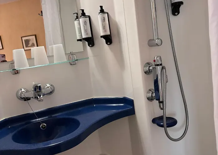 Du Saumon, Sur Avre Hotel 2*