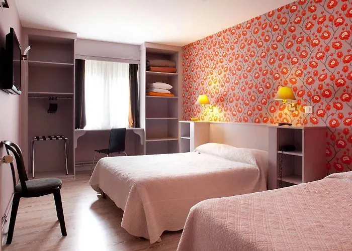 Du Saumon, Sur Avre Hotel 2*