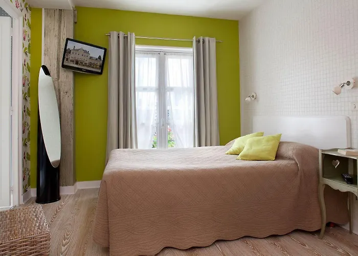 Du Saumon, Sur Avre Hotel